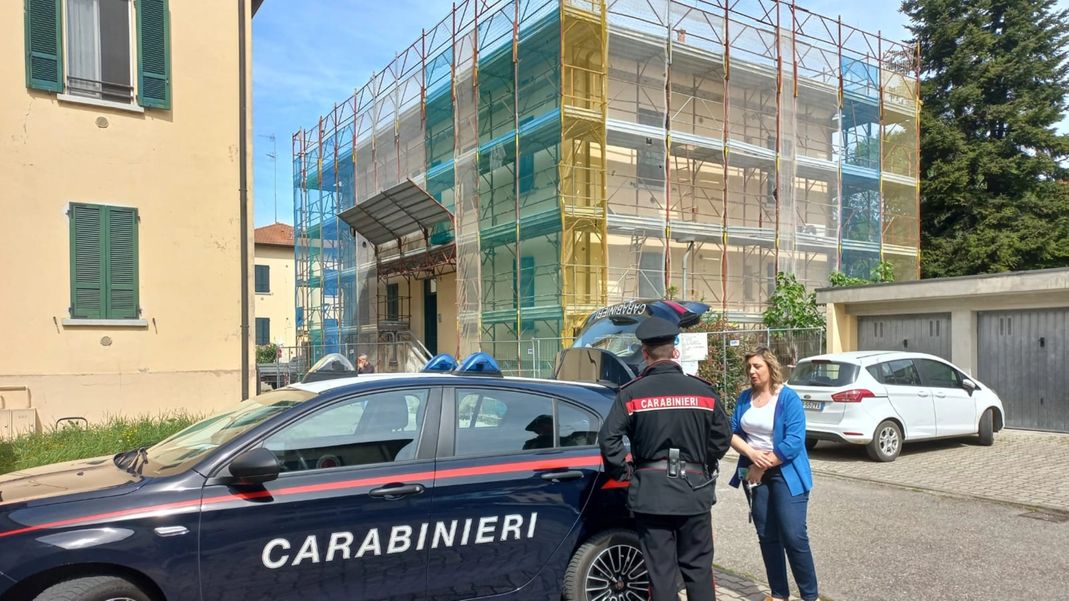 Debora Paterlini davanti al cantiere coi carabinieri
