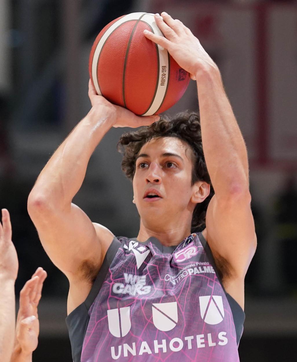 lorenzo uglietti rinnova con pallacanestro reggiana fino al 2027