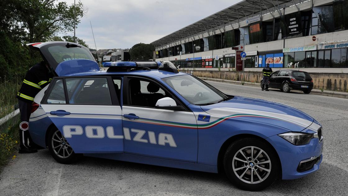 Ubriaco offre mille euro ai poliziotti a Macerata per non farsi ritirare la patente: denunciato