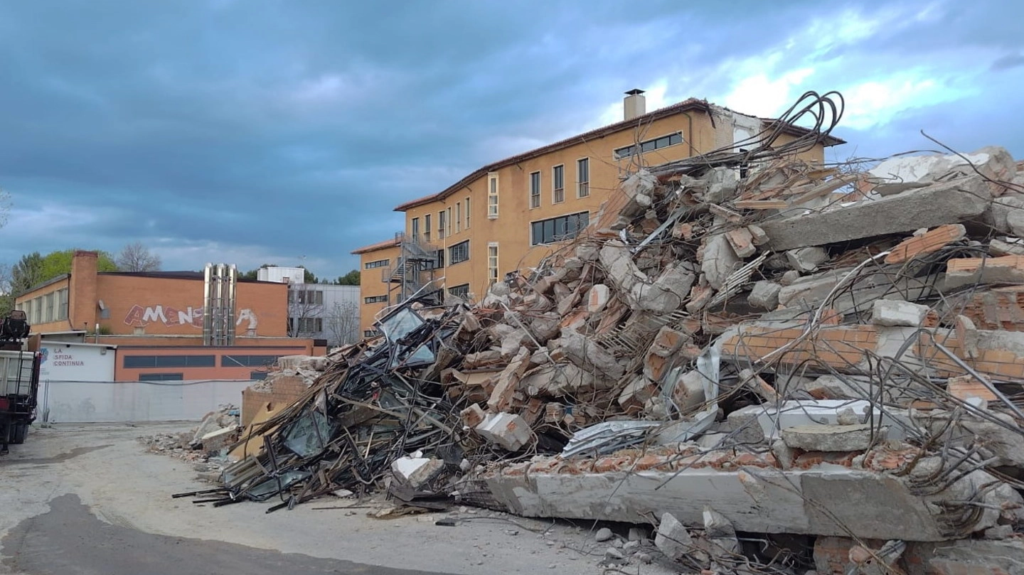 Iniziata la demolizione dell’edificio dichiarato inagibile nel 2019. Bartoli: "Già pronte le soluzioni per ospitare gli studenti a settembre"