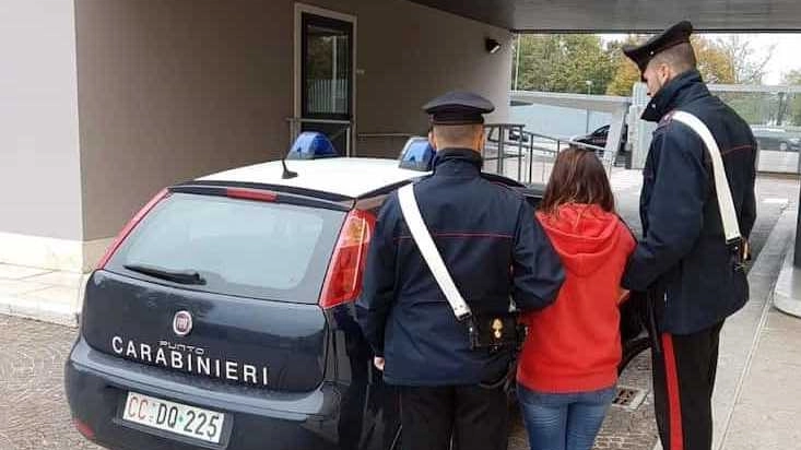 La donna di 42 anni ha aggredito l’uomo davanti a i carabinieri A scatenare la sua ira alcune foto sospette sul cellulare di lui Attivato il codice rosso: è accusata di maltrattamenti aggravati