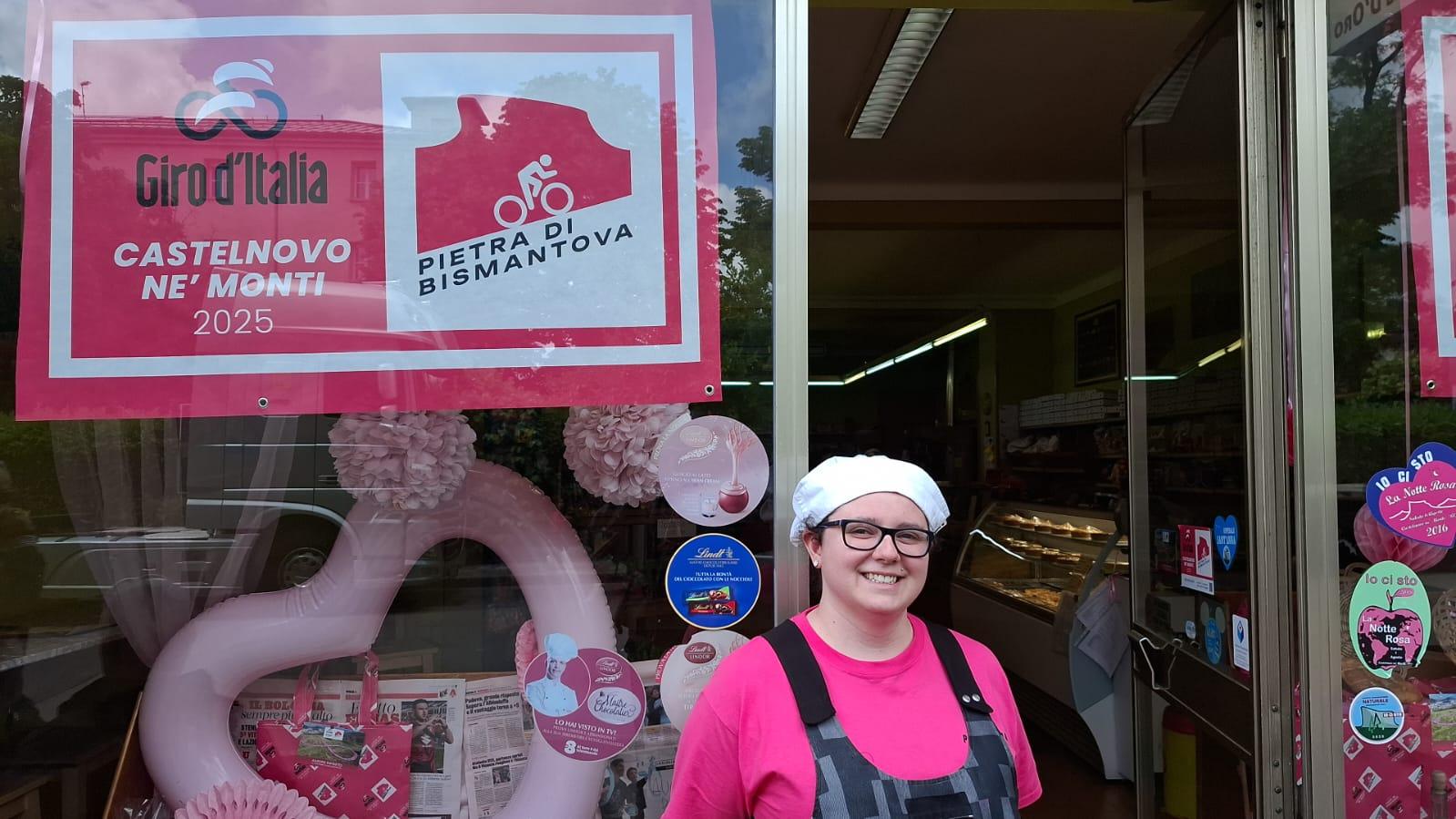 Castelnovo Monti si tinge di rosa: l’Appennino abbraccia il Giro Castelnovo Monti si tinge di rosa: l’Appennino abbraccia il Giro