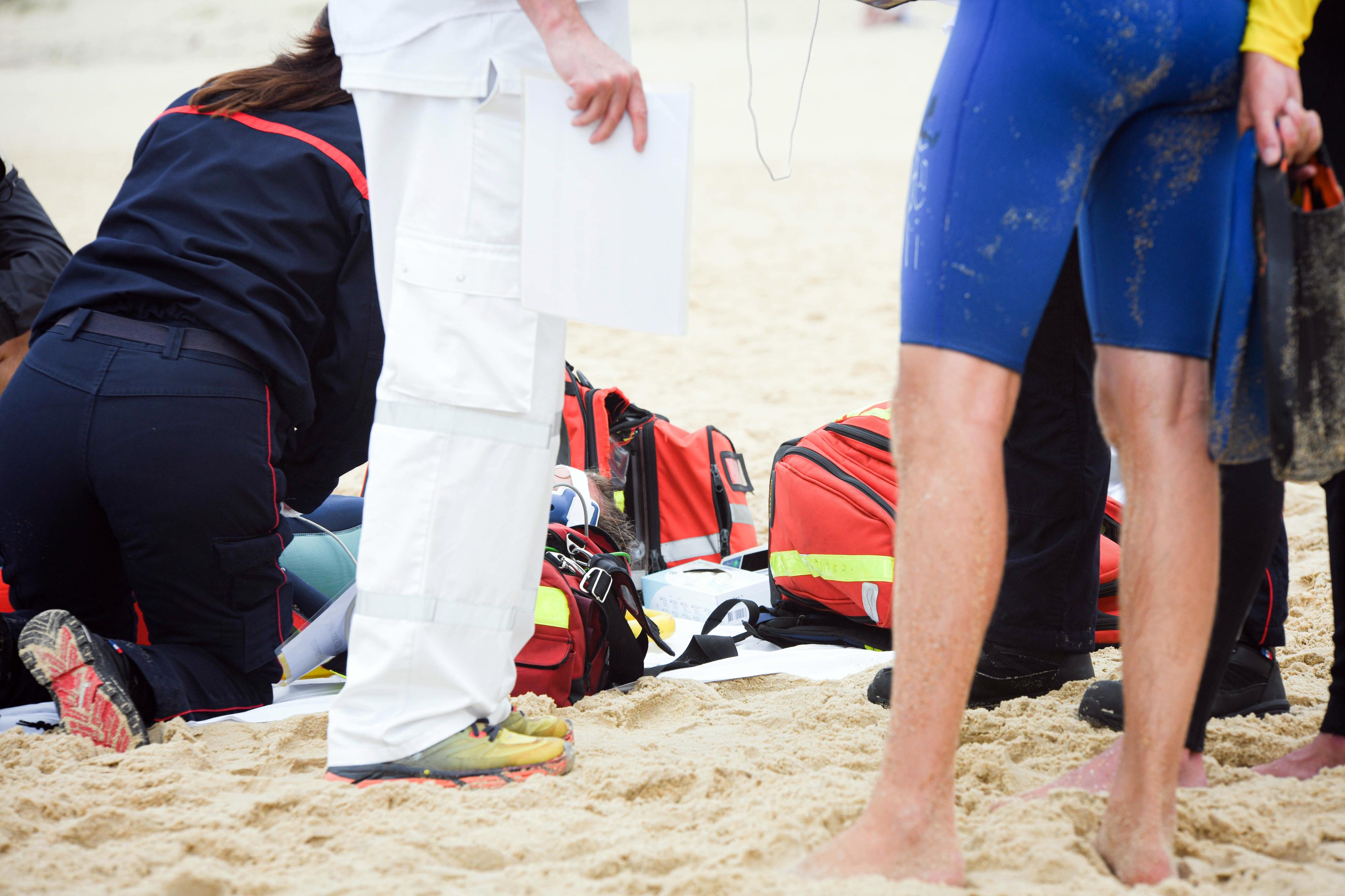 riccione tragedia in spiaggia muore a 51 anni sotto gli occhi delle figlie