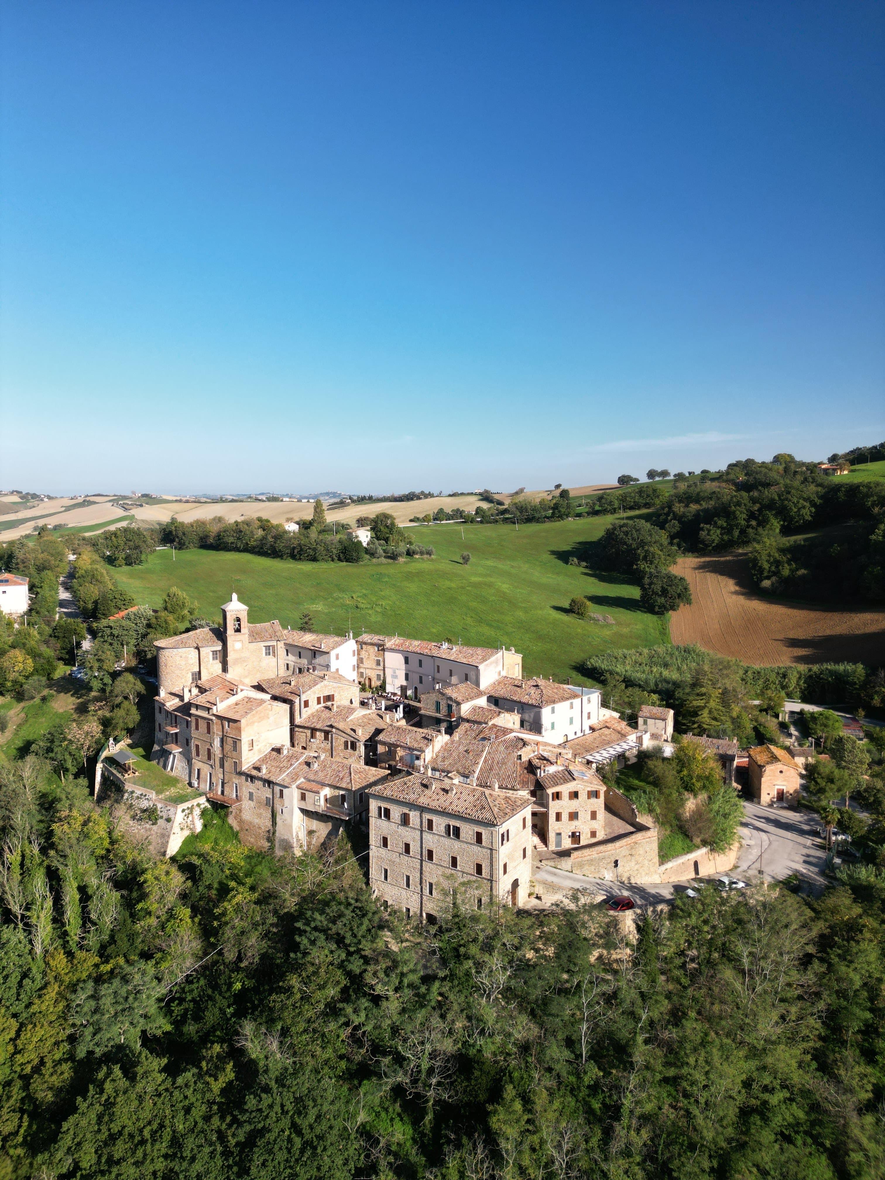 e8217 un castello il luogo del cuore dei marchigiani