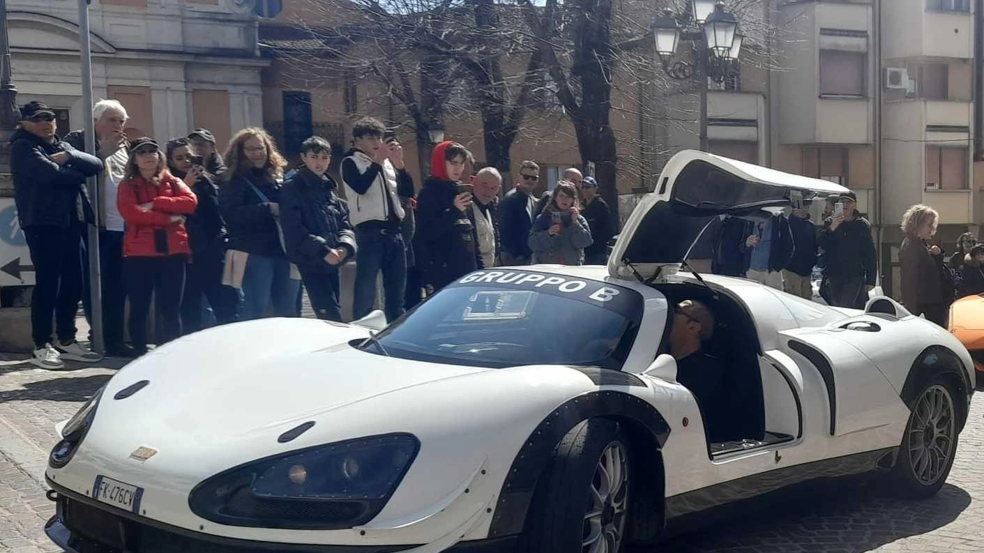 Alla manifestazione organizzata da Diego Calzolari hanno partecipato cento equipaggi su auto d’epoca e sportive.