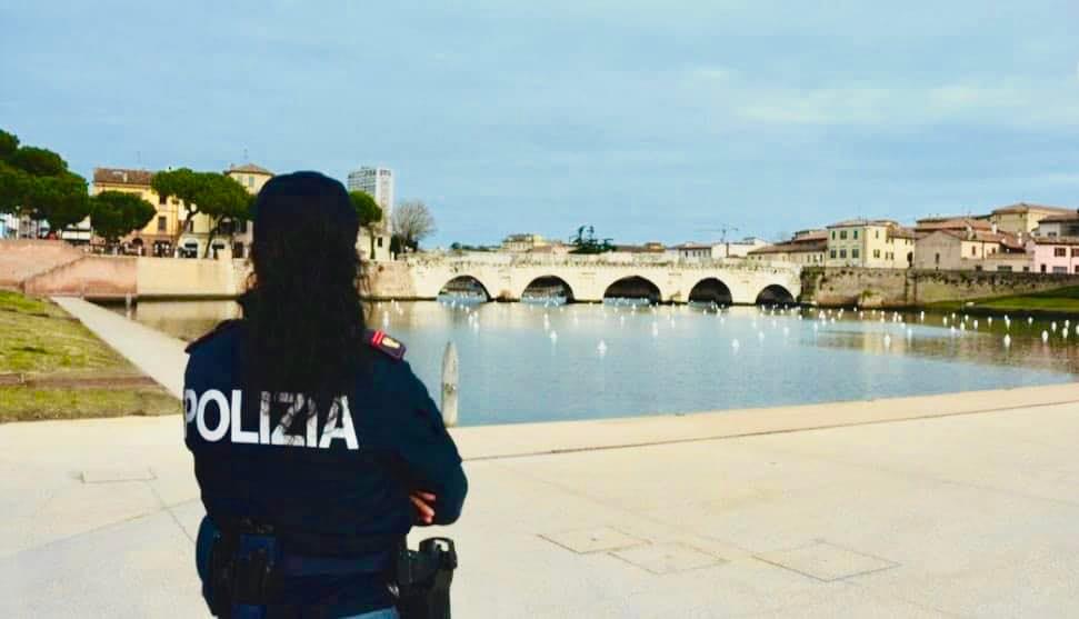 Si masturba al ponte di Tiberio e aggredisce i poliziotti Si masturba al ponte di Tiberio e aggredisce i poliziotti