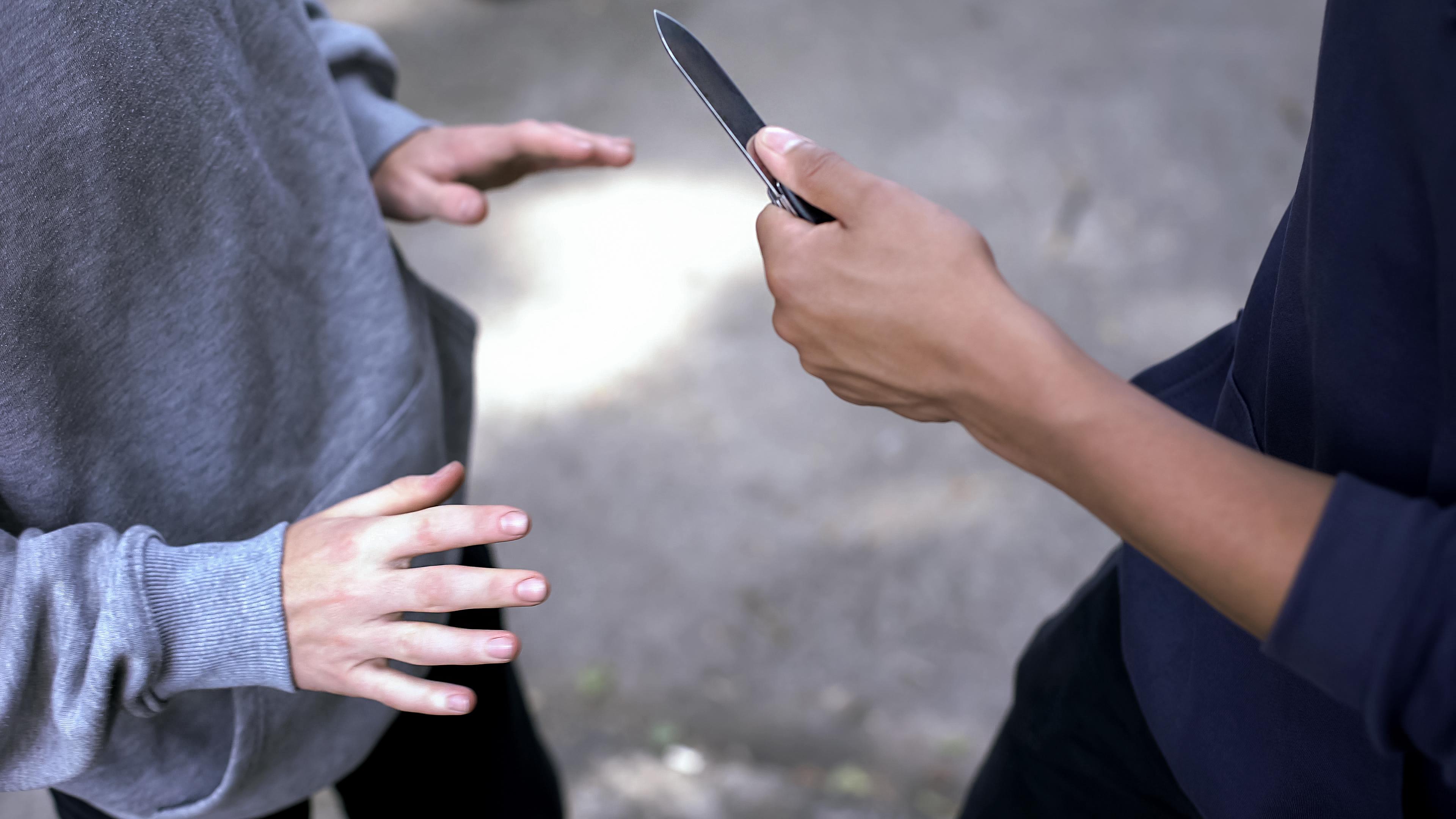 Rapinano e feriscono con coltello ragazzino in una discoteca della Riviera: arrestati 2 minorenni Rapinano e feriscono con coltello ragazzino in una discoteca della Riviera: arrestati 2 minorenni