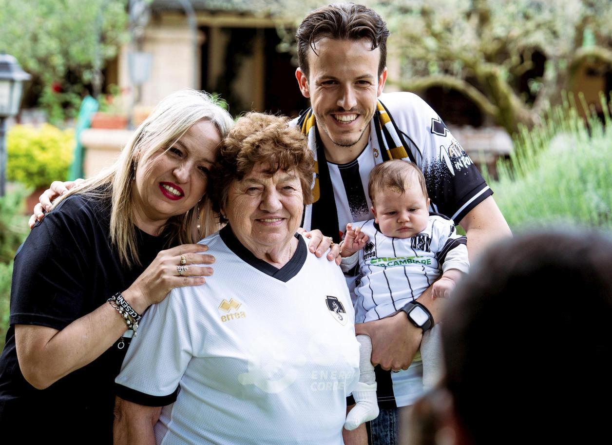 La famiglia Donati protagonista della campagna abbonamenti del Cesena La famiglia Donati protagonista della campagna abbonamenti del Cesena