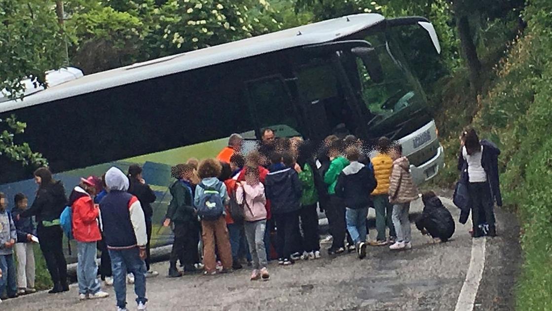 Pullman incastrato nella curva a Pesaro: decine di bambini scortati in convento