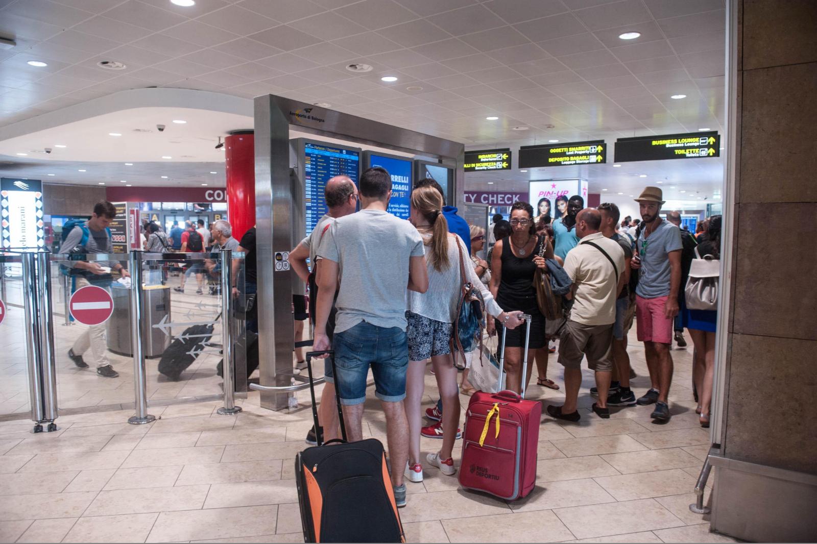 aeroporto di bologna notte di disagi e il ricercato 232 ancora in fuga