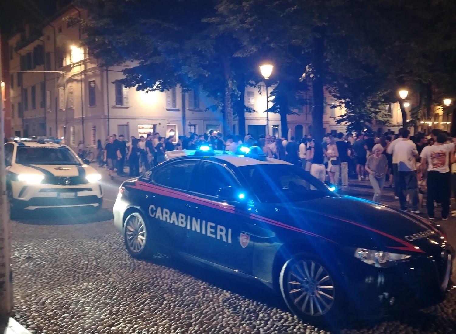 Botti e fuochi d’artificio in mezzo ai clienti: caos in centro a Reggio Emilia Botti e fuochi d’artificio in mezzo ai clienti: caos in centro a Reggio Emilia