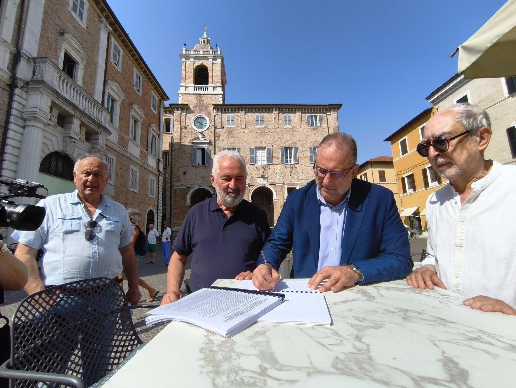 Firme consegnate, ma il sindaco non si fa trovare Firme consegnate, ma il sindaco non si fa trovare