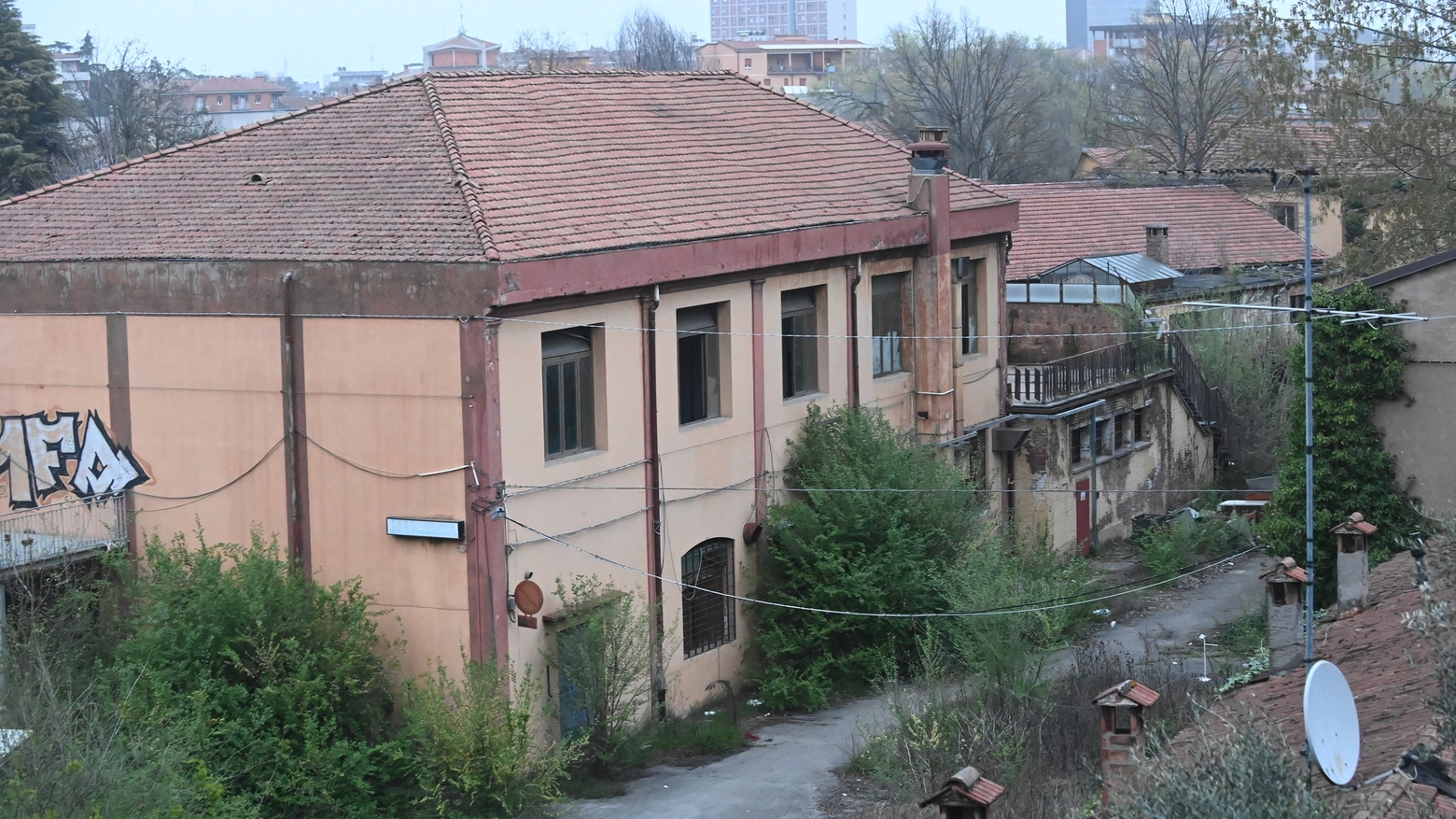 L'ex caserma Stamoto in viale Felsina a Bologna utilizzata come piazza di spaccio (Fotoschicchi)