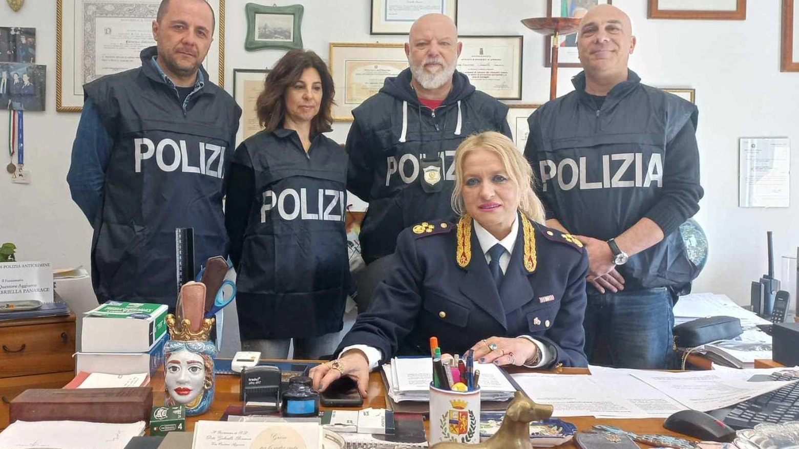 La dirigente del Commissariato di San Giovanni in Persiceto, Gabriella Panarace, con i poliziotti della sua squadra