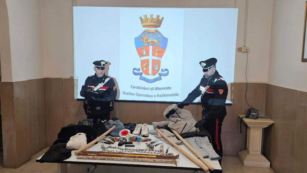 I carabinieri mostrano le mazze sequestrate