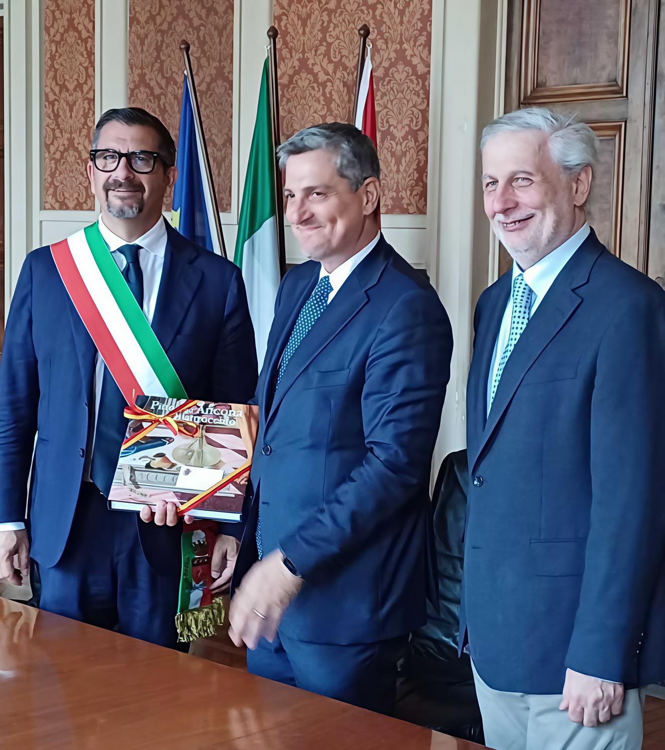 Il senatore in Comune dal sindaco Il senatore in Comune dal sindaco