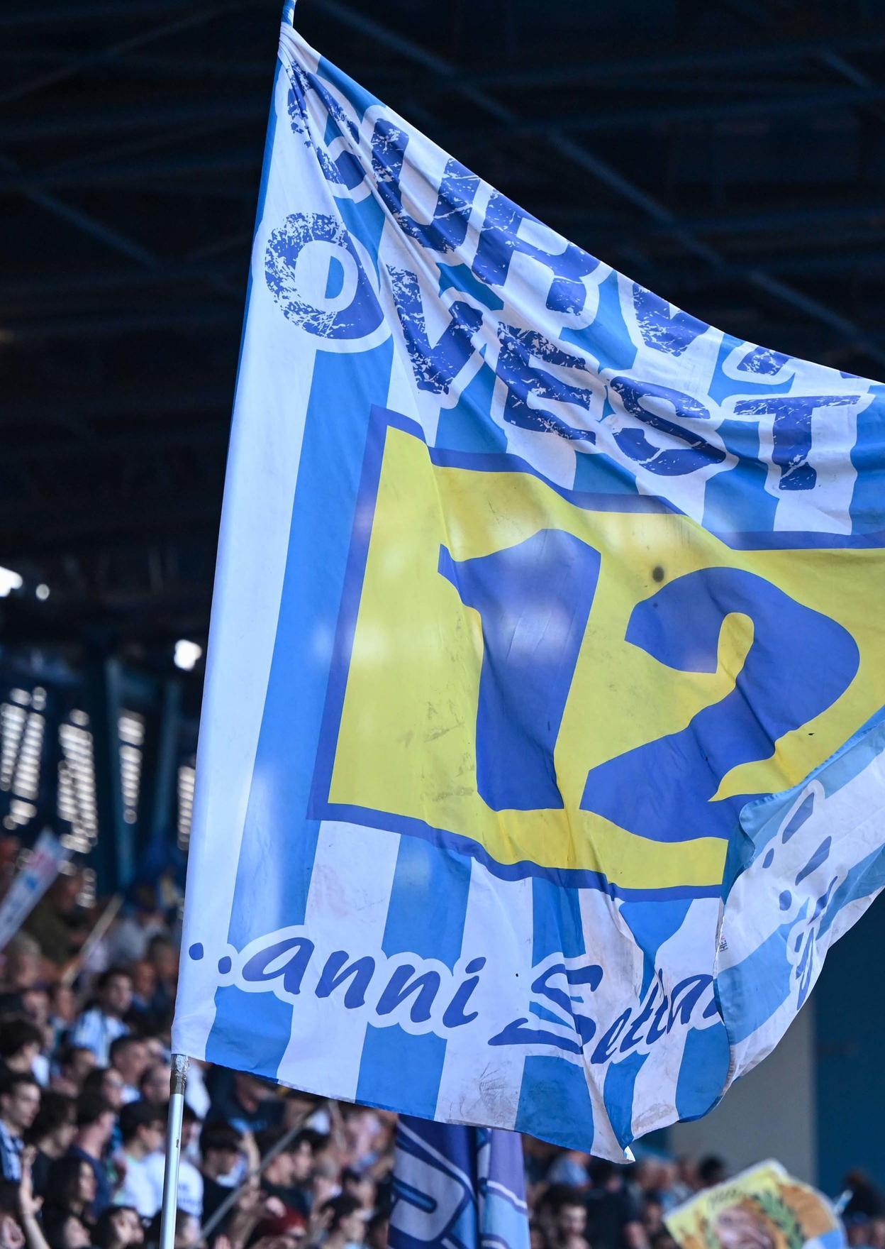 Popolo biancazzurro in piazza per difendere i colori. La Curva Ovest: "Chiediamo a tutta la città di partecipare" Popolo biancazzurro in piazza per difendere i colori. La Curva Ovest: "Chiediamo a tutta la città di partecipare"