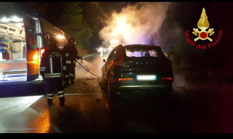 schianto nel tratto maledetto poi la moto prende fuoco muore centauro di 34 anni