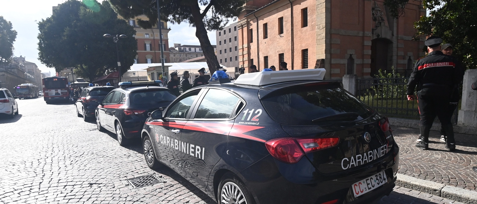 I carabinieri hanno colto in flagrante un 26enne in Piazza XX Settembre: per pochi euro aveva ceduto una dose di hashish a un altro cittadino. Poi la perquisizione