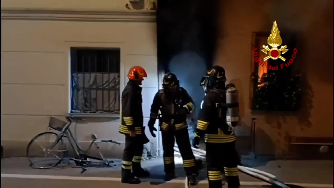 Incendio a Forlì, palazzo in fiamme in pieno centro: 11 famiglie evacuate Incendio a Forlì, palazzo in fiamme in pieno centro: 11 famiglie evacuate