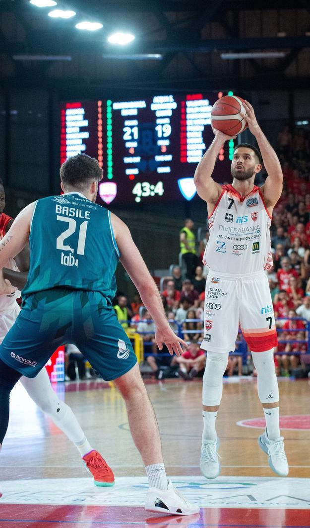 Rimini Basket: sfida decisiva contro Cantù, Basile e Johnson protagonisti Rimini Basket: sfida decisiva contro Cantù, Basile e Johnson protagonisti
