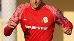 Il centrocampista Marco Roma festeggia 200 presenze con il Lentigione, riflettendo su una carriera lunga e significativa con il club biancorosso.