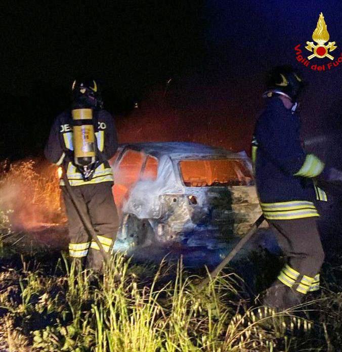 Albinea, autovettura rubata e poi data alle fiamme Albinea, autovettura rubata e poi data alle fiamme