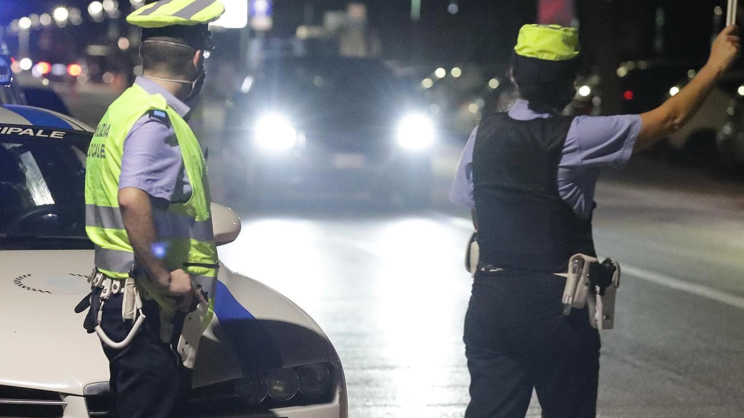Un uomo di 40 anni è stato sanzionato con oltre 5.000 euro e il fermo del veicolo per tre mesi per guida senza patente, revocata dal 2015 e mai più conseguita, dopo essere stato sorpreso dalla polizia locale.