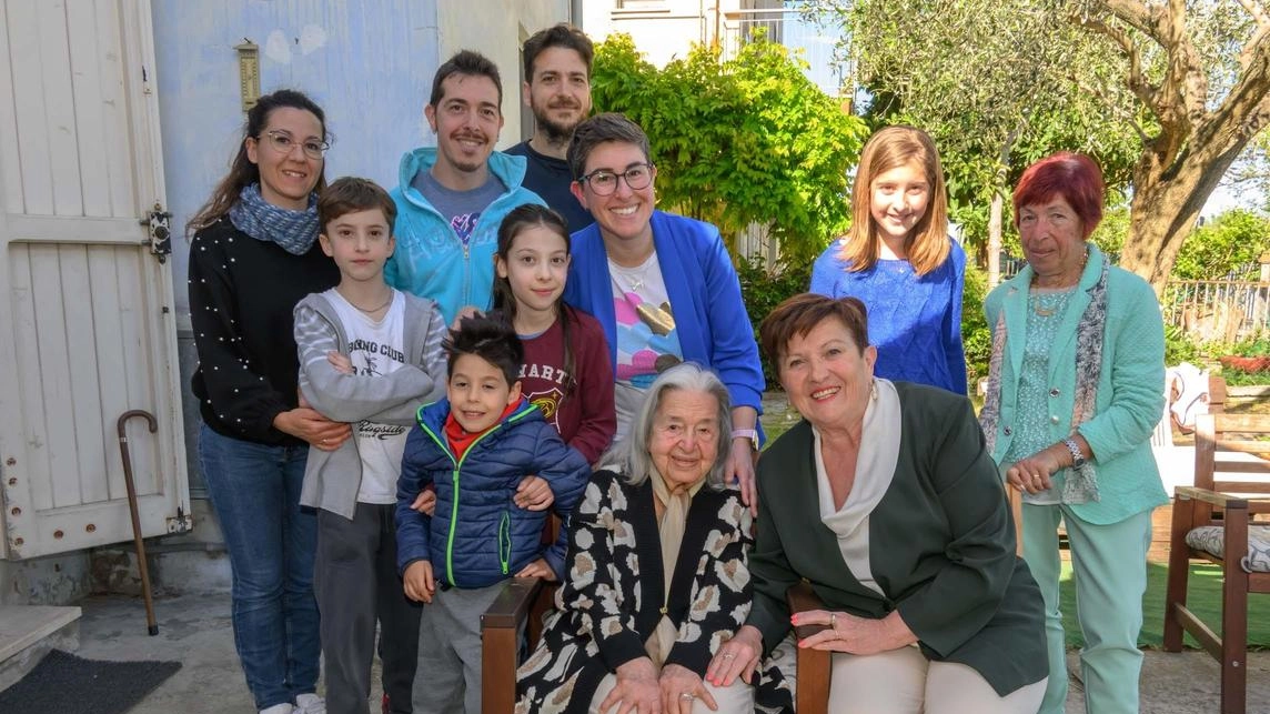 Sara Nanni, centenaria bolognese, celebra a Riccione con la famiglia. Nominata 'Ambasciatrice di Riccione nel mondo' per il suo legame con la città e il suo passato di donna indipendente e attiva durante la guerra.