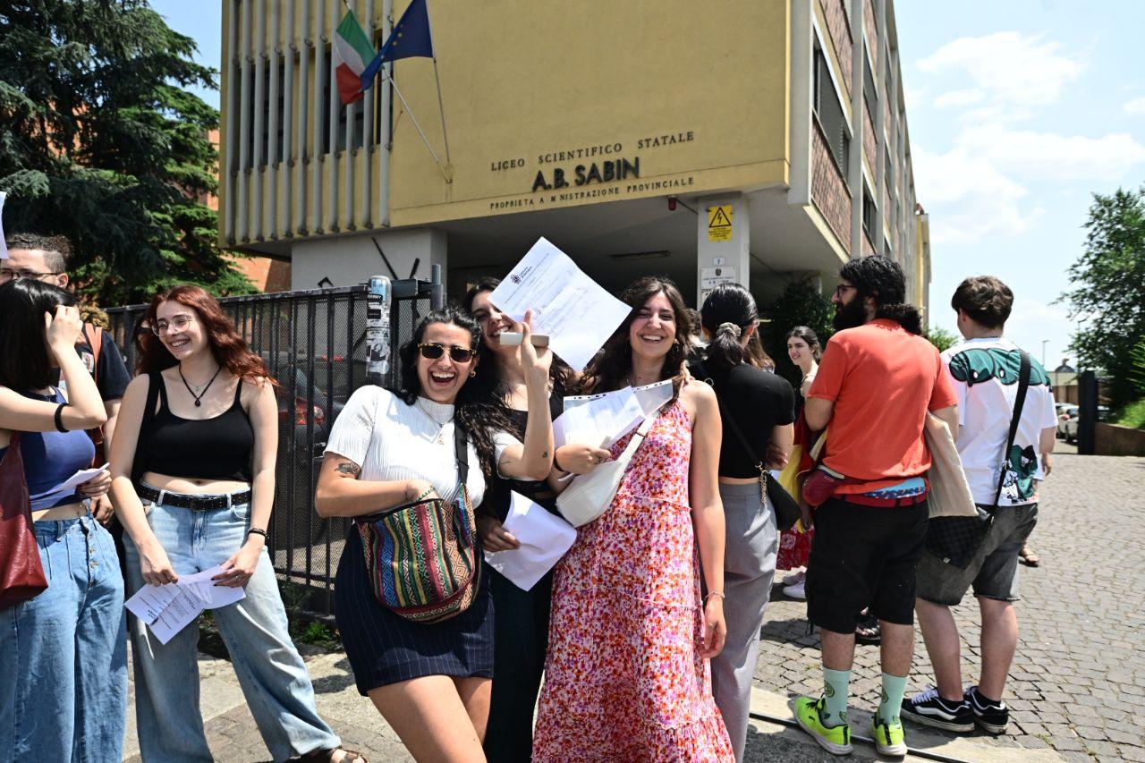 Referendum a Bologna: lunga fila dei fuori sede al Liceo Sabin Referendum a Bologna: lunga fila dei fuori sede al Liceo Sabin