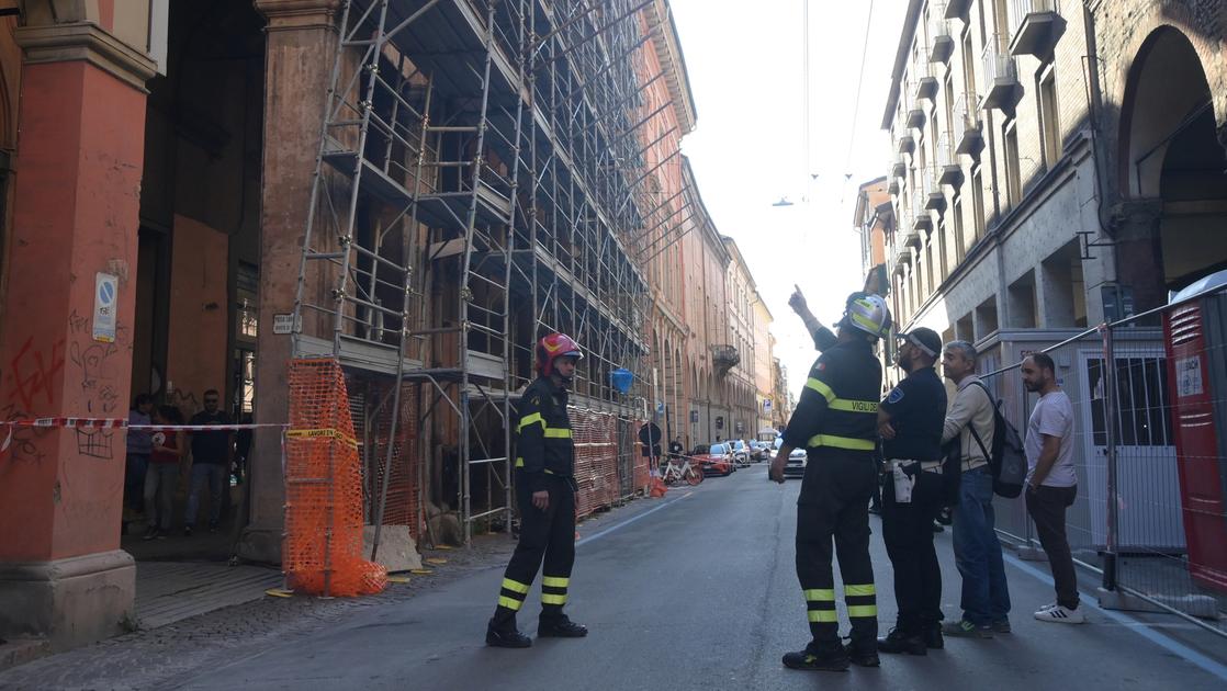 Incidente in via San Felice a Bologna, autobus urta impalcatura: strada chiusa