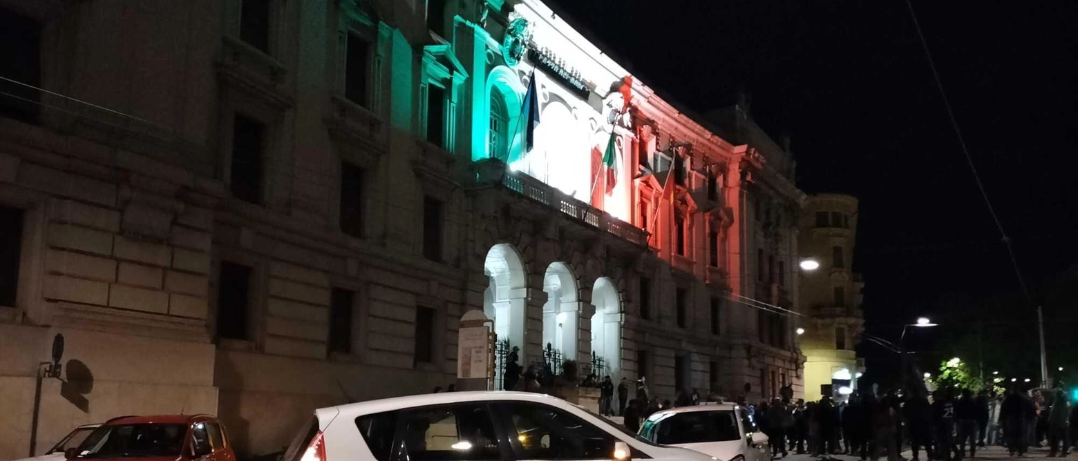 Caroselli con bandiere, tifo e striscioni anche davanti a Palazzo del Popolo. Momenti di tensione quando si è presentato un tifoso avversario in rossonero.