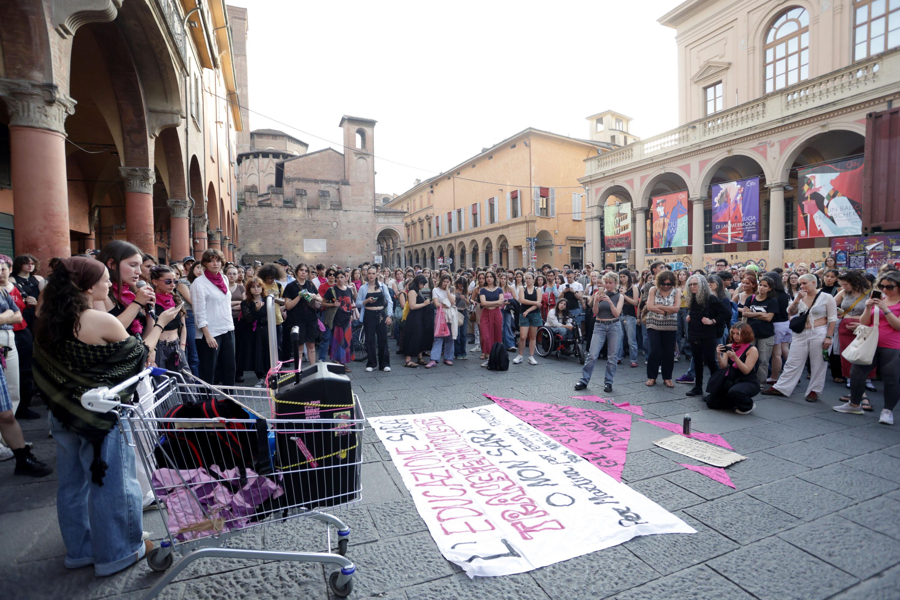 non una di meno in piazza verdi in 300 alla manifestazione con cartelli striscioni e chiavi che fanno rumore da Ilrestodelcarlino.it non una di meno in piazza verdi in 300 alla manifestazione con cartelli striscioni e chiavi che fanno rumore