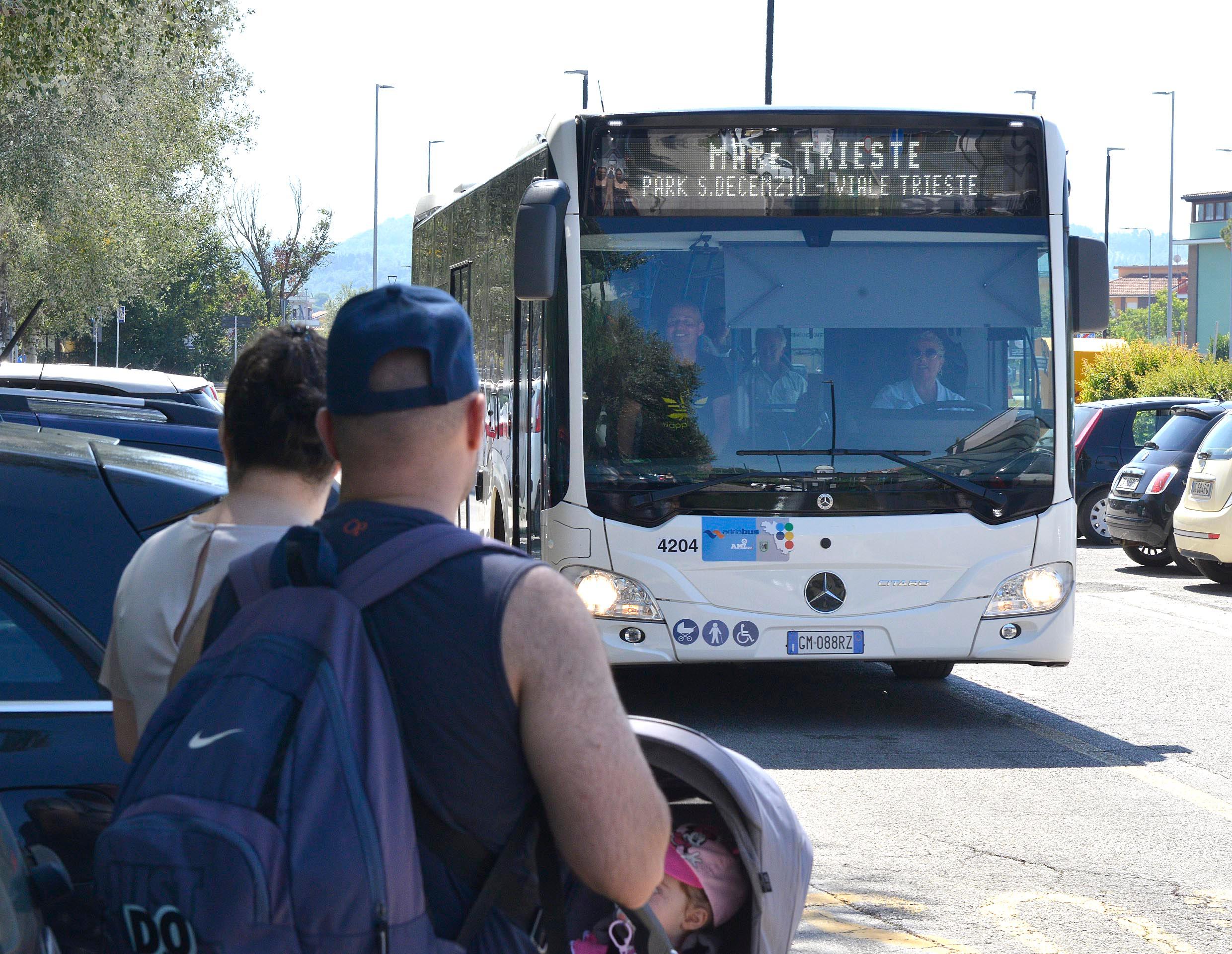 Insulta una donna sul bus, l’autista la difende ed è pestato Insulta una donna sul bus, l’autista la difende ed è pestato