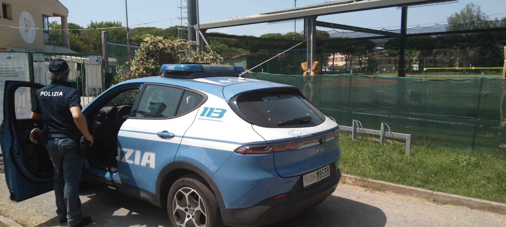 Ladro ruba negli spogliatoi, i ragazzi del baseball lo inseguono Ladro ruba negli spogliatoi, i ragazzi del baseball lo inseguono