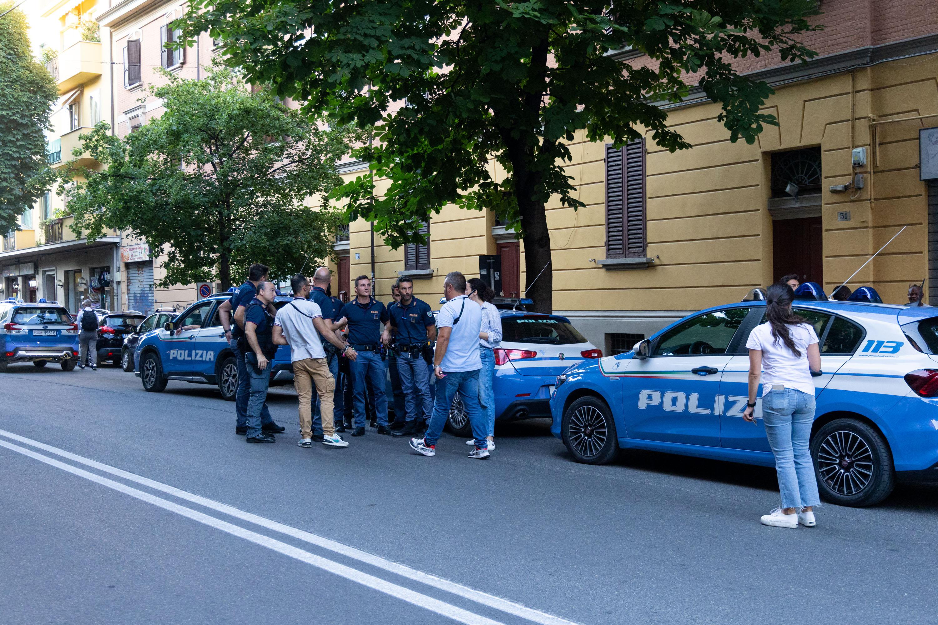 Polizia passa al setaccio la Bolognina: trovata droga in un bar, cento identificati / Video Polizia passa al setaccio la Bolognina: trovata droga in un bar, cento identificati / Video