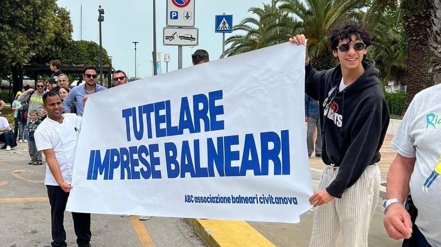 Agricoltori e balneari manifestano durante il passaggio del Giro d'Italia nel Maceratese per sensibilizzare sull'importanza del rispetto delle leggi europee e delle imprese locali.