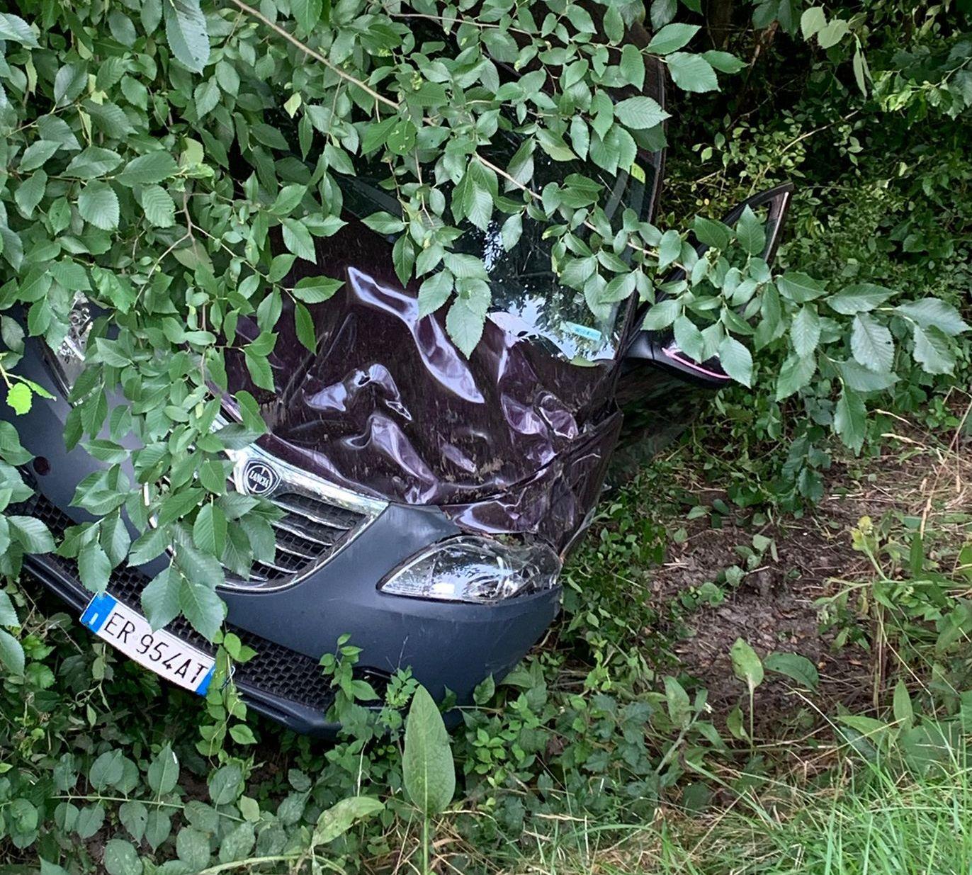 finiscono nel fossato con l8217auto salvi per miracolo due giovani