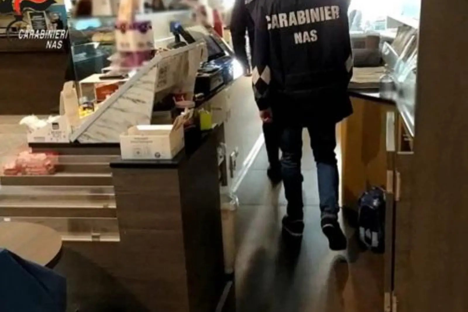 Ragnatele e sporcizia in due bar a Parma e Modena, scatta una multa di 2000 euro
