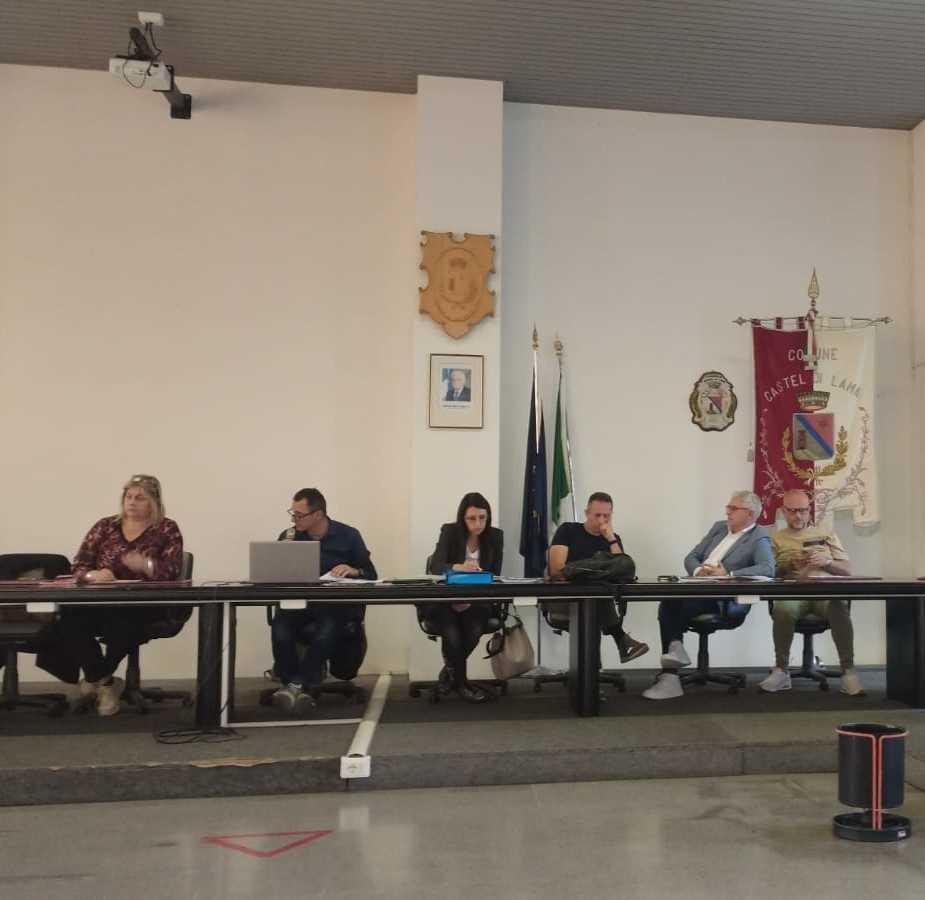 Incompatibilità, bagarre sul caso. Ficcadenti