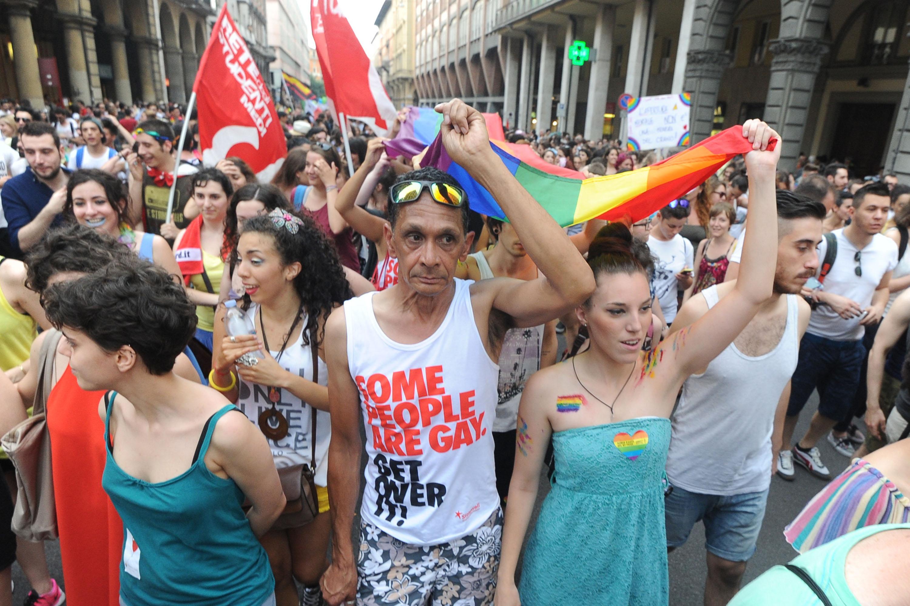 Rivolta Pride 2025 oggi a Bologna: striscione di solidarietà a Budapest apre il corteo Rivolta Pride 2025 oggi a Bologna: striscione di solidarietà a Budapest apre il corteo