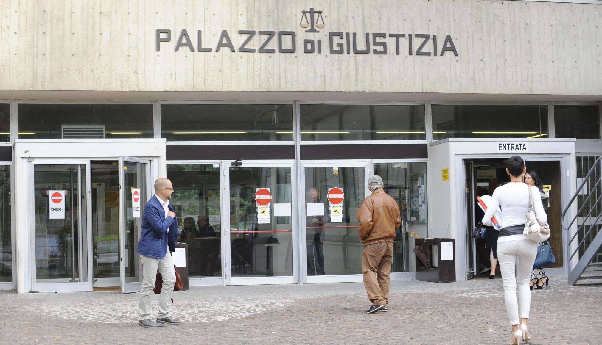 hanno raggirato due anziane madre e figlio assolti in tribunale