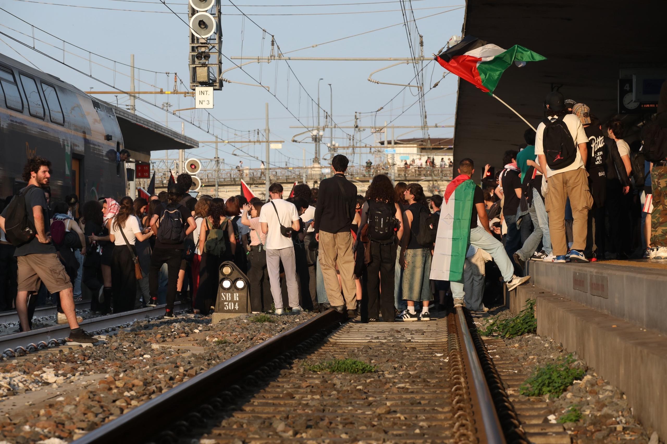Pro-Palestine protest in Bologna, tons of of activists take the tracks: trains are canceled and delayed