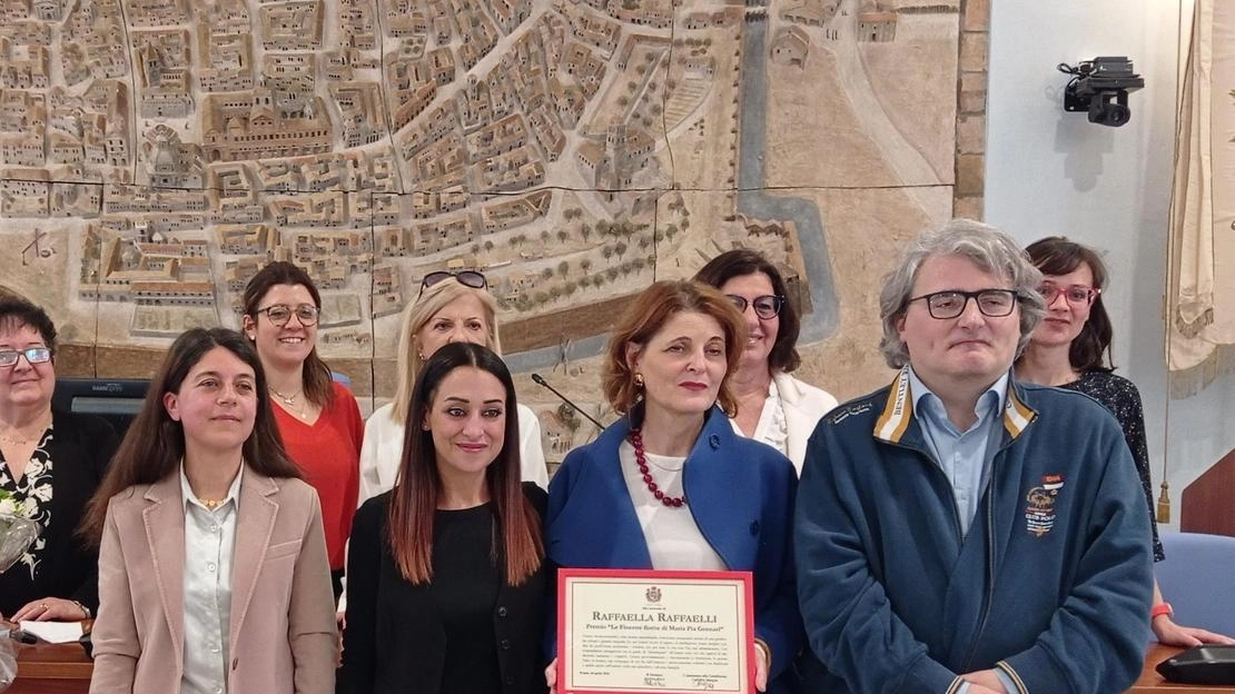 Maria Chiera e la memoria della professoressa Raffaella Raffaelli premiate con il "Le Finestre fiorite di Maria Pia Gennari" 2024 a Pesaro per il loro impegno sociale e umanitario.