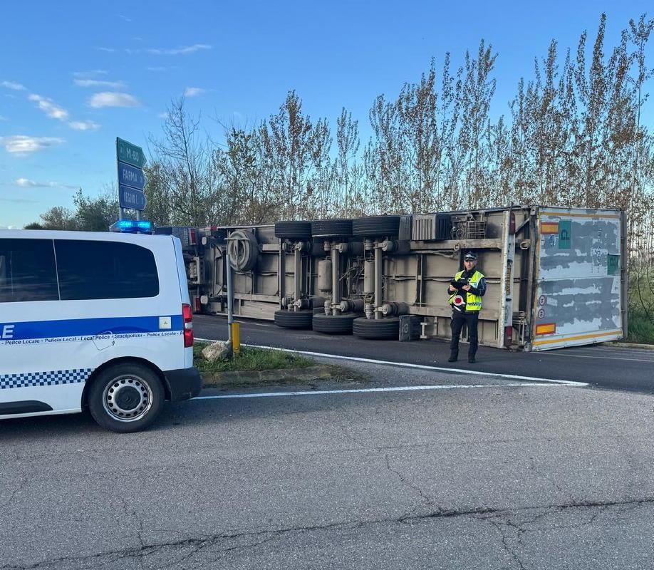 Camion si ribalta a Poviglio, disagi al traffico Camion si ribalta a Poviglio, disagi al traffico