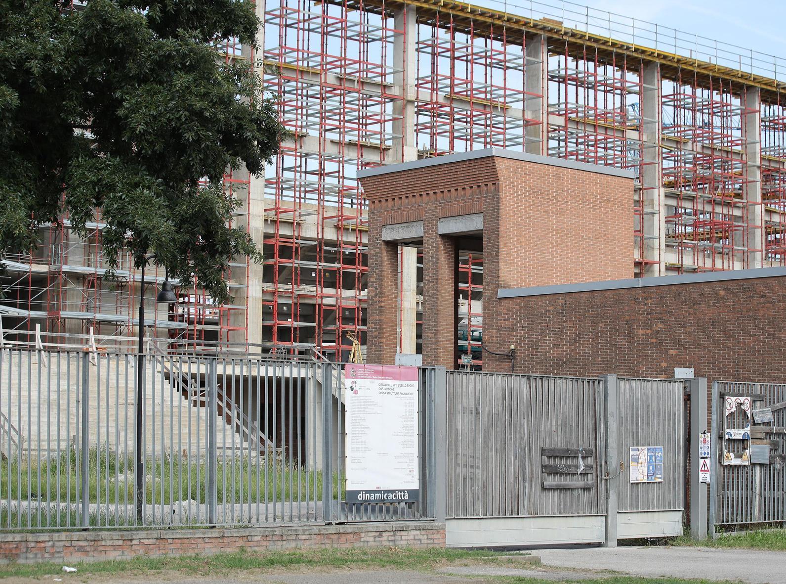 Il cantiere per il nuovo Palasport. Un altro rialzo nei prezzi: è il nono. In sei anni oltre 9 milioni in più Il cantiere per il nuovo Palasport. Un altro rialzo nei prezzi: è il nono. In sei anni oltre 9 milioni in più