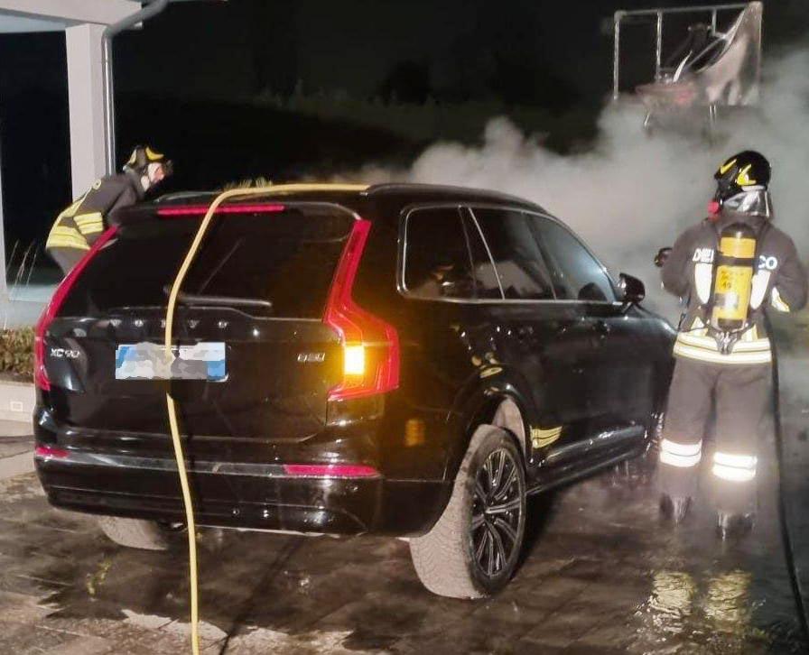 Reggiolo autovettura da Ilrestodelcarlino.it Reggiolo autovettura incendiata nella notte