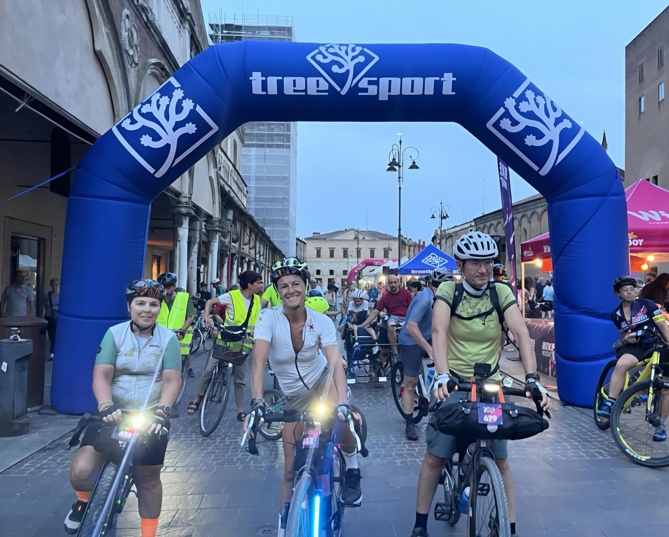 Bike Night Ferrara-Lido di Volano: 860 ciclisti illuminano la notte
