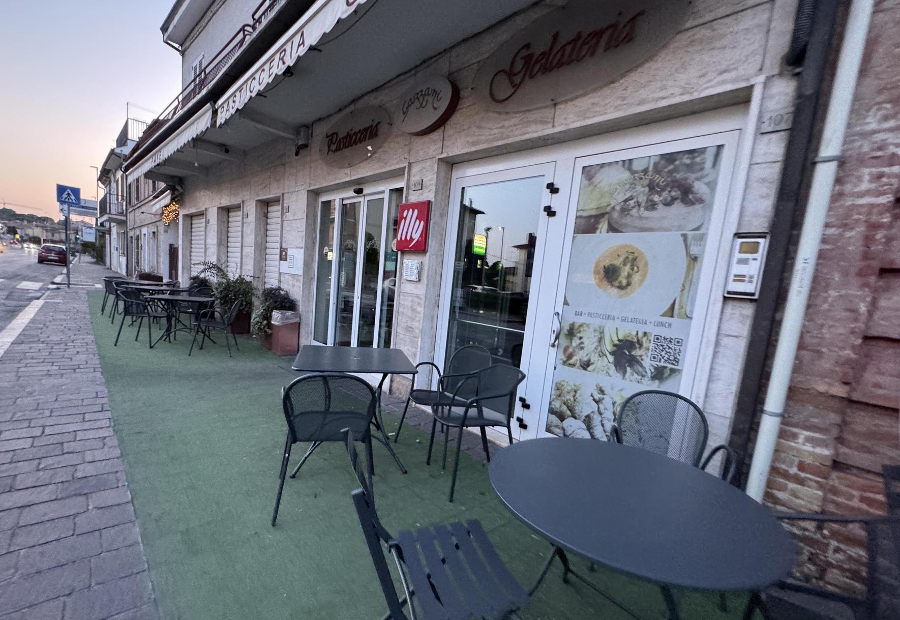 Due ragazze pranzano al bar. Poi scappano senza pagare Due ragazze pranzano al bar. Poi scappano senza pagare
