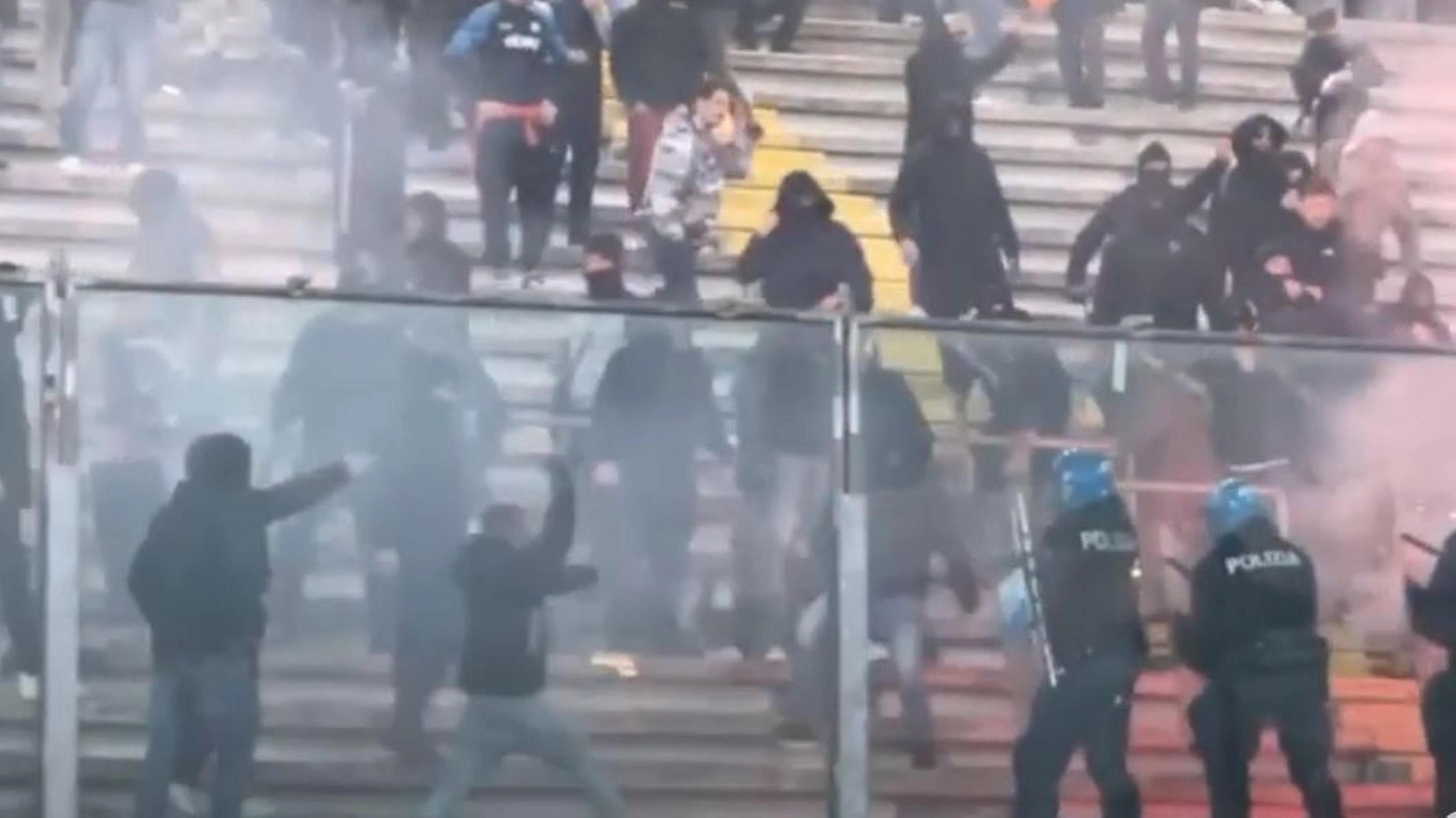 Alcuni ultras catanesi ha fatto irruzione nella tribuna occupata dai biancoscudati: cariche della polizia per riportare l’ordine